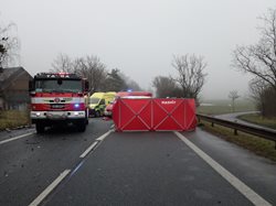 Tragická nehoda zastavila provoz na silnici č. 11 u Týniště nad Orlicí