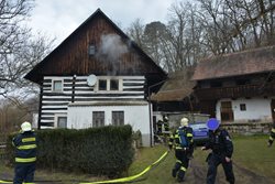 Při požáru historické roubenky na Mladoboleslavsku zemřel majitel