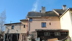 Požár střechy rodinného domu vznikl zřejmě od komína