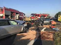 Pět zraněných po čelním střetu dvou vozidel na kolínské silnici VIDEO/FOTOGALERIE