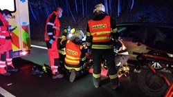 Nehoda mezi Slatiňany a Nasavrky si vyžádala dvě zraněné osoby, jednu museli hasiči vyprošťovat