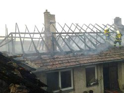 Na Žďársku shořela střecha rodinného domu, na místě zasahovalo deset jednotek hasičů