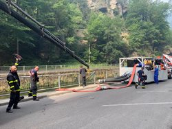 Moravskoslezští hasiči budovali dálkové vedení vody k Pravčické bráně