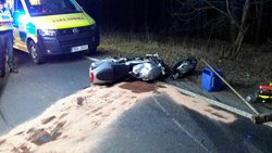 Motocyklista po střetu s vozem zemřel, zaklíněného řidiče v autě vyprostili hasiči