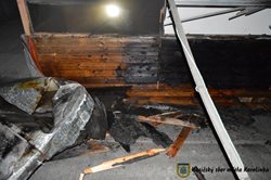  K požáru střechy rodinného domu na Vsetínsku vyjelo pět jednotek hasičů. 