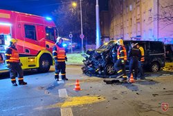 Převrácenou dodávku v Ostravě-Porubě postavili na kola svědci dopravní nehody, zůstal pod ní řidič