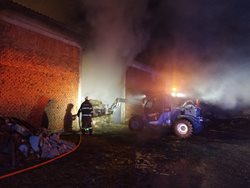 Požár skladu ve Smědči si vyžádal jednotky druhého požárního poplachu