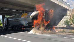 Likvidace požáru cisternového přívěsu nákladního vozidla v Olomouci/VIDEO