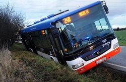 Při dopravní nehodě linkového autobusu, který spadl do příkopu byla jedna cestující zraněna. 