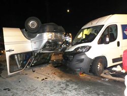 Hromadná nehoda na dálnici D5 u Nýřan ve směru na Prahu  dvou dodávek, čtyř osobních aut a dvounápravového přívěsu uzavřela dálnici