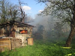 Požár kůlny na dřevo v zahradě rodinného domu na Uherskohradišťsku vznikl nedbalostí majitele.