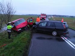 Hasiči dnes ráno na Hradecku vyprostili jednu osobu po nehodě osobního automobilu s dodávkou 