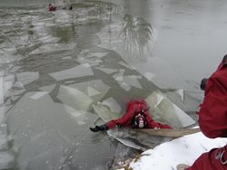 Hasiči ve Zlínském kraji zachraňovali osoby, pod kterými se prolomil na rybníku led