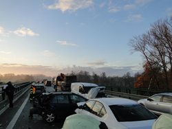 Na „Hradubické“ v Královéhradeckém kraji se stala dopravní nehoda sedmi vozidel 