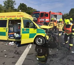 Dopravní nehoda sanitky a kamionu u Souše na Mostecku