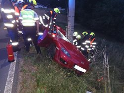 Náročný zásah hasičů u dopravní nehody