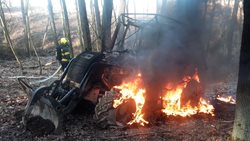Zásah u požáru traktoru v lese