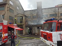 Požár střechy podniku v obci Hrob - Verneřice
