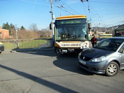 Nehoda osobního automobilu a trolejbusu zkomplikovala dopravu u nemocnice ve Zlíně. 