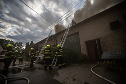 Šíření požáru v podstřeší průmyslového objektu hasiči včas zastavili