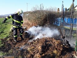 Olomoucký hasiči řeší požáry spojené s vypalováním klestí a trávy