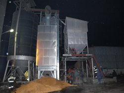 Čtyři jednotky hasily požár sušící věže na kukuřici v Úlibicích na Jičínsku