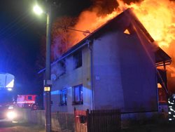 Noční požár rodinného domu v Hlínovišti