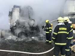 VIDEO Požár nákladních vozidel u Psár