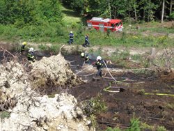 Požár lesa na Vsetínsku hasilo pět jednotek hasičů. 
