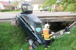 Řidič na Zlínsku s vozidlem skončil v potoce
