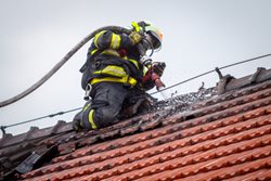 Požár střechy jatek v Melči na Opavsku způsobil předběžnou škodu deset milionů korun
