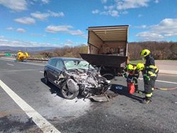 Dopravní nehoda osobního a nákladního auta na D8 u obce Žim