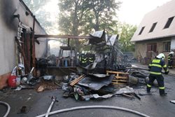 Šest jednotek zasahovalo u požáru nedaleko vodní hráze Hracholusky