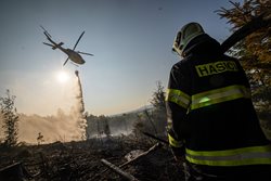 U požáru lesa na Jičínsku zasahovalo 17 jednotek hasičů a vrtulník s bambivakem