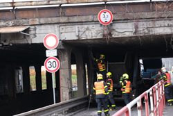 Ostravští hasiči vyprošťovali další vozidlo, zaražené ve „známém“ mostě