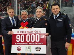 Hokejová Sparta vzdává hold hasičským rodinám