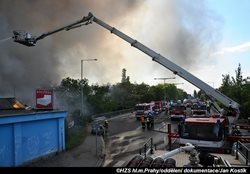 VIDEO U požáru haly v Hostivaři byl vyhlášen zvláštní stupeň poplachu