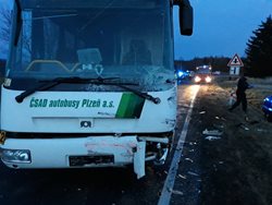 Vážná dopravní nehoda osobního automobilu a linkového autobusu u Ejpovic