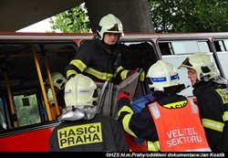 Nehoda autobusu s větším počtem zraněných osob byla námětem cvičení pražských hasičů
