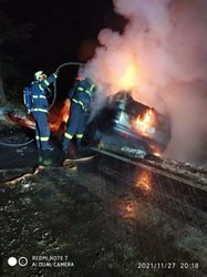 Noční požár auta u Zvůle