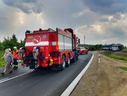 Po střetu vlaku s autobusem u Struhařova zachránili hasiči deset lidí