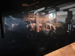 Při požáru garáže shořela tři vozidla