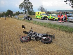 Nehoda na Uherskohradišťsku  kde se střetlo osobní vozidlo s motorkou si vyžádala smrt motorkáře
