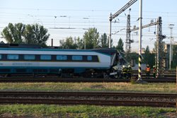 Jeden mrtvý a pět zraněných po srážce Pendolina s lokomotivou v Bohumíně