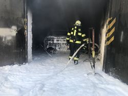 Na Praze východ požár zničil opravované auto i část dílny Video/Foto