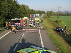 Srážka tří vozidel zablokovala hlavní tah na Slovensko