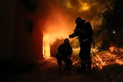 VIDEO Požár rodinného domku se zraněním osob v obci Jívová 