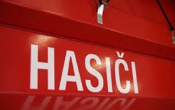 Na okrese Děčín jednotky hasičů zasahovaly u dopravní nehody. Hasiči museli vyprostit zraněného řidiče.  