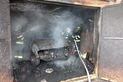 Požár osobního automobilu v garáži hasily tři jednotky hasičů.