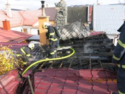Zahoření střechy rodinného domku od komínu.